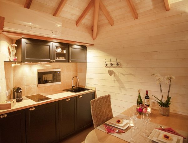 Chalet moderne en Languedoc-Roussillon avec cuisine élégante et ambiance chaleureuse.