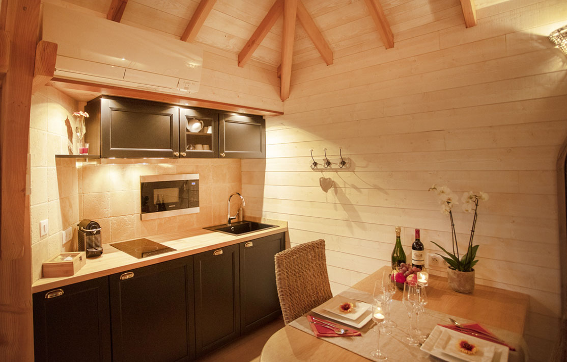 Chalet moderne en Languedoc-Roussillon avec cuisine élégante et ambiance chaleureuse.