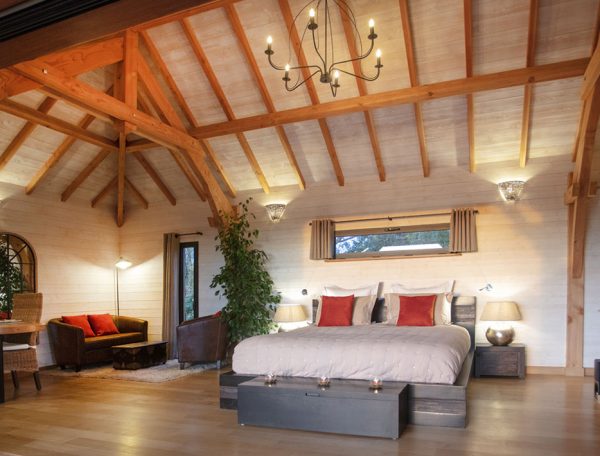 Chalet moderne en bois avec un intérieur chaleureux et lumineux, idéal pour un séjour romantique.