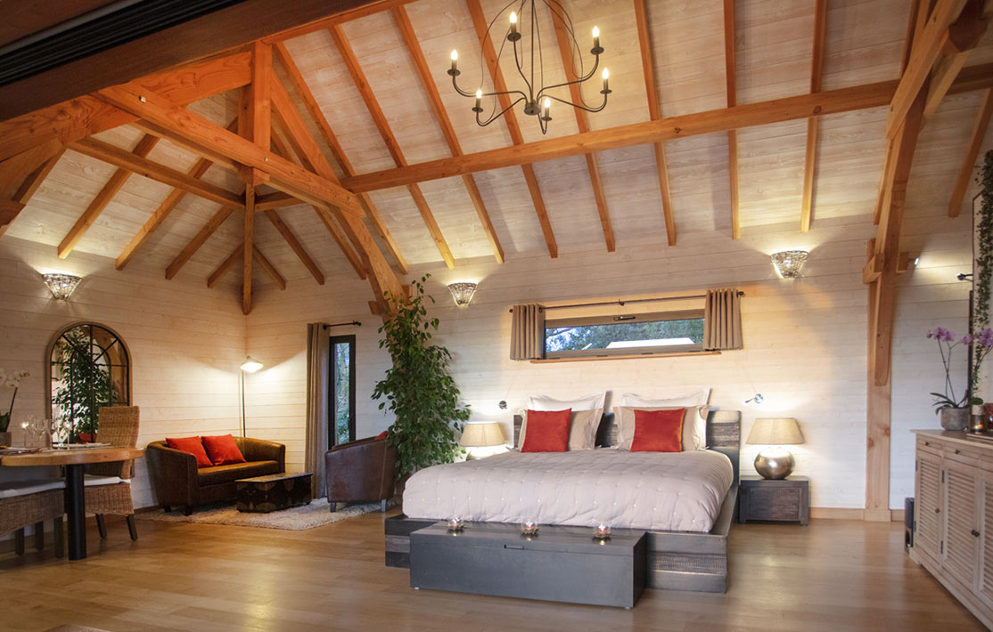 Chalet moderne en bois avec un intérieur chaleureux et lumineux, idéal pour un séjour romantique.