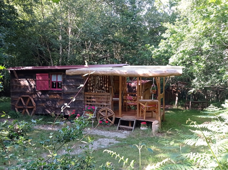 roulotte 2021 4 Cabane en bois avec terrasse, entourée de verdure en Basse-Normandie.