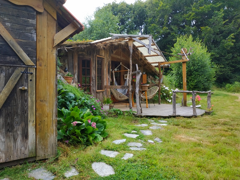 tanière 2021 Cabane en bois avec terrasse, entourée de verdure à Basse-Normandie.