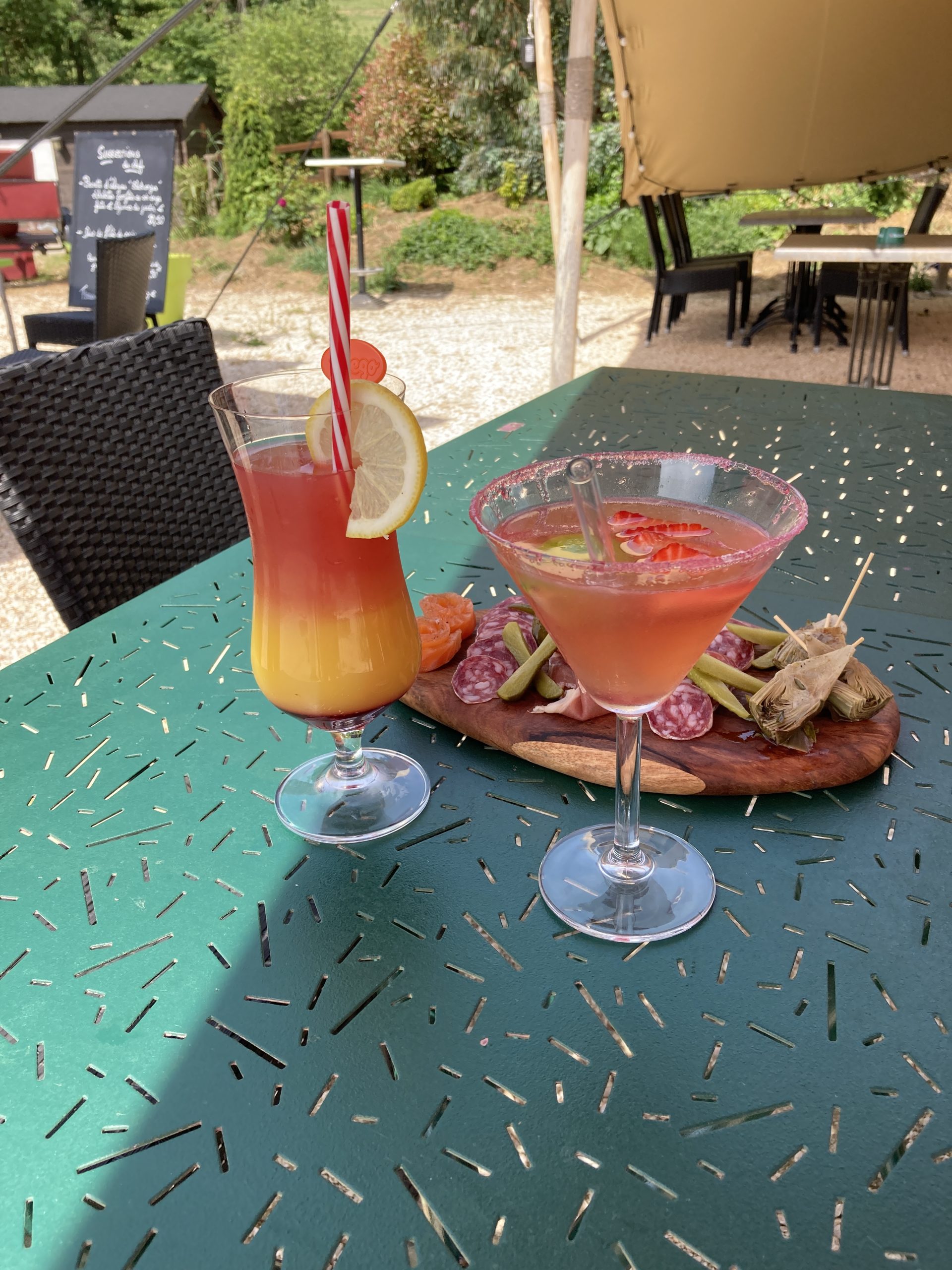 IMG_0729 Dégustation de cocktails sur une terrasse dhébergement insolite en Languedoc-Roussillon.