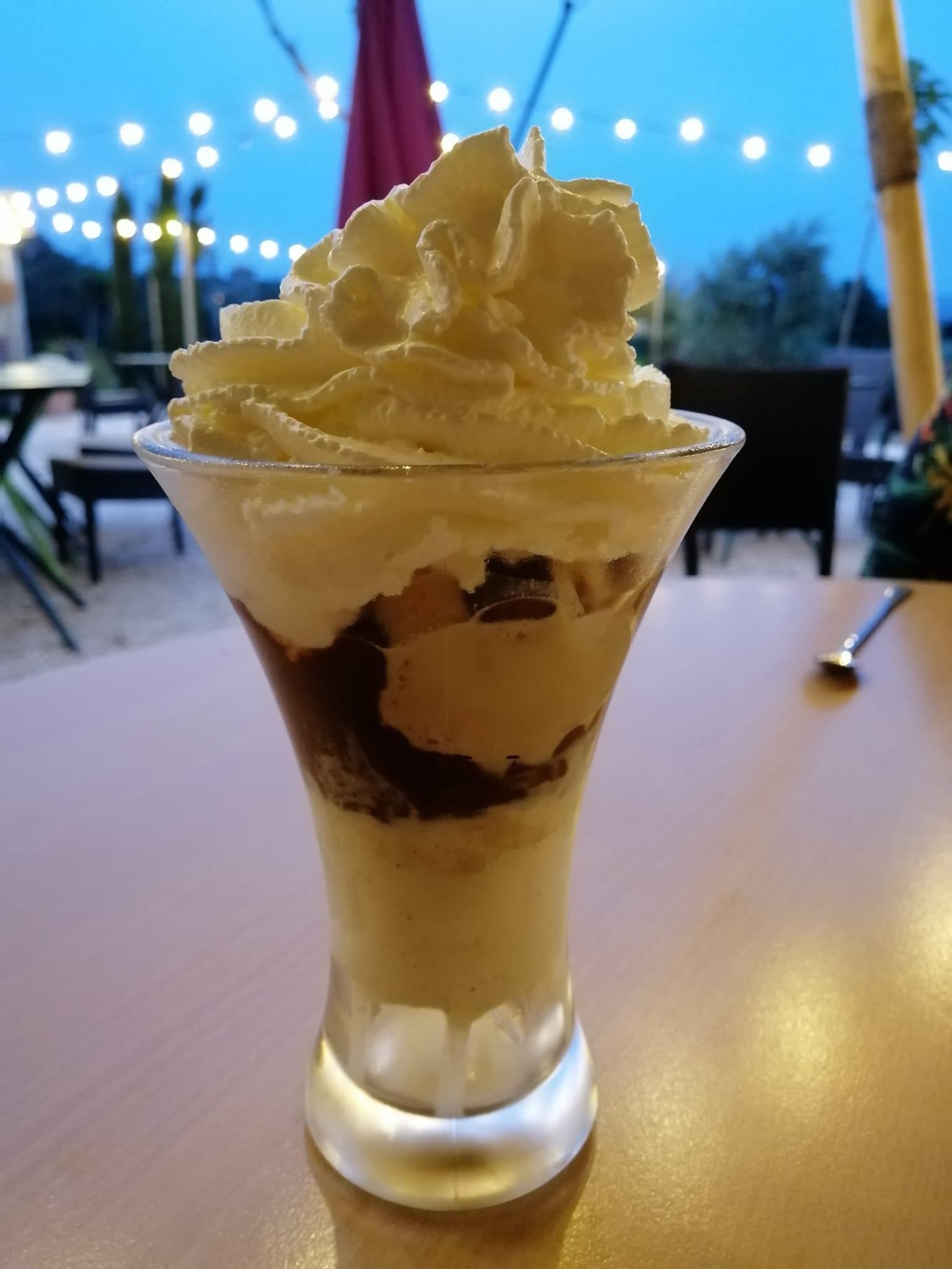 IMG_0774 Dégustation dune coupe glacée crémeuse sous les guirlandes lumineuses en Languedoc-Roussillon.