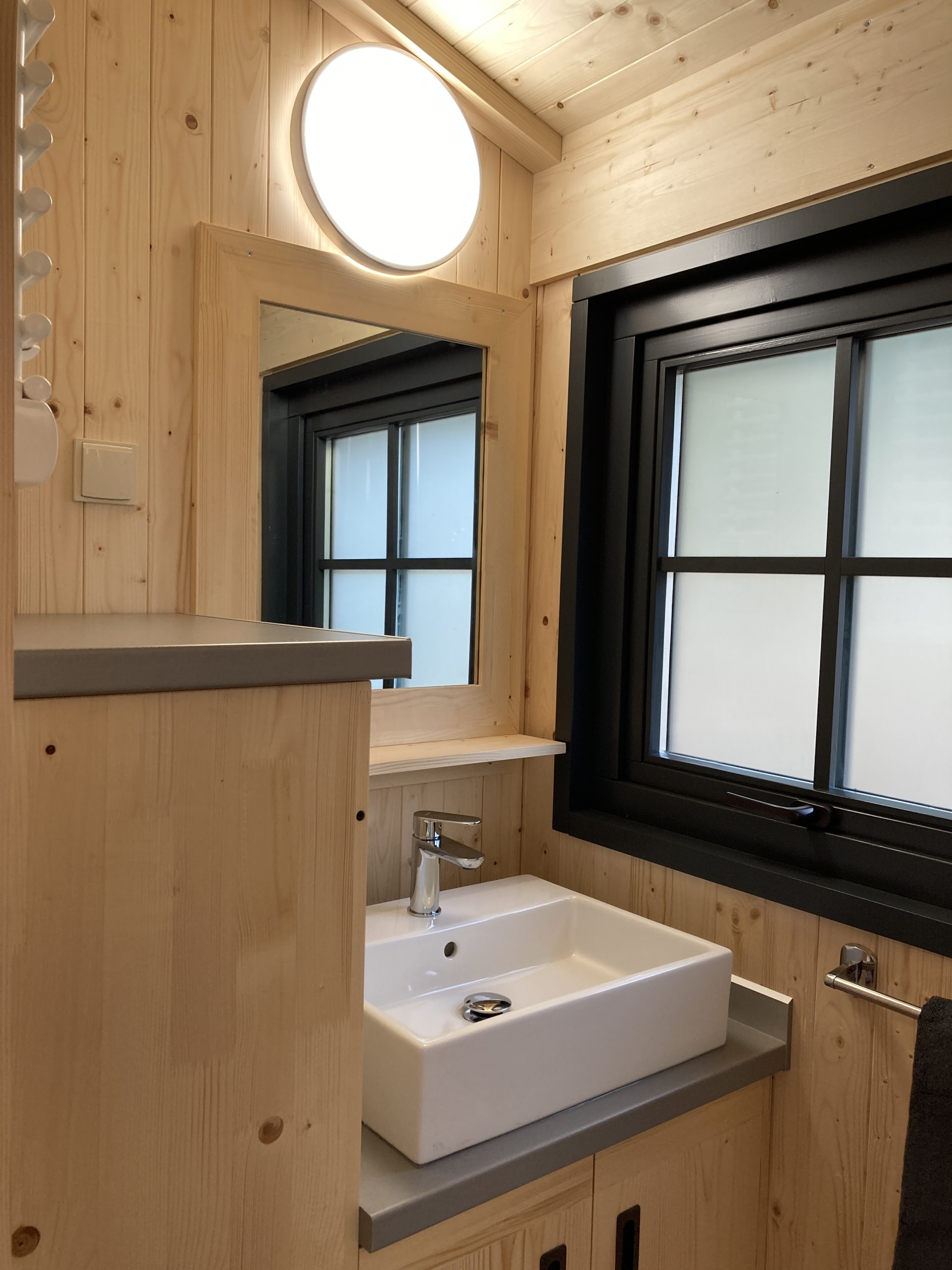 IMG_1279 Salle de bain moderne en bois dans un hébergement insolite à Languedoc-Roussillon.