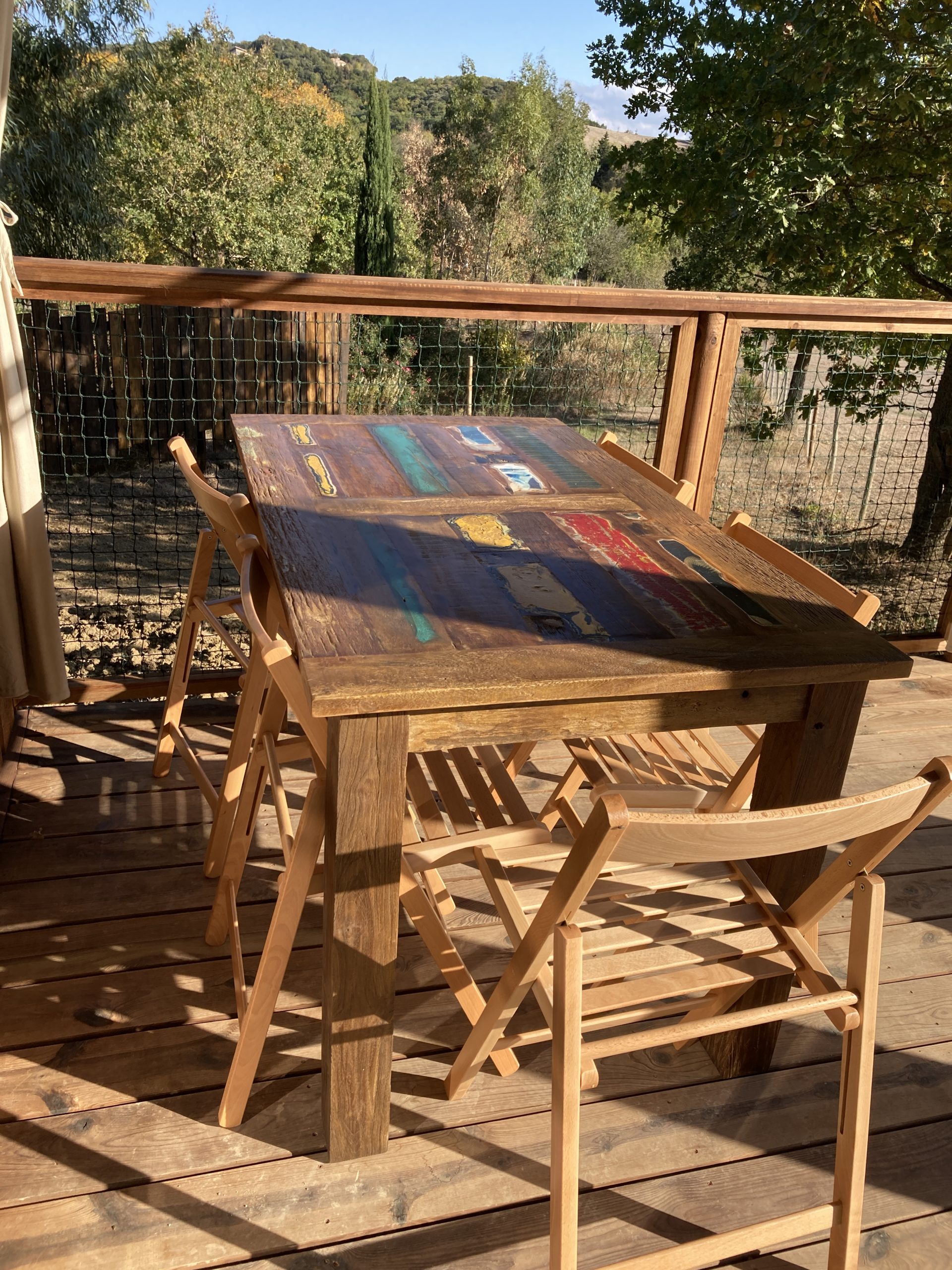 IMG_1348 Table en bois sur une terrasse dun hébergement insolite en Languedoc-Roussillon.