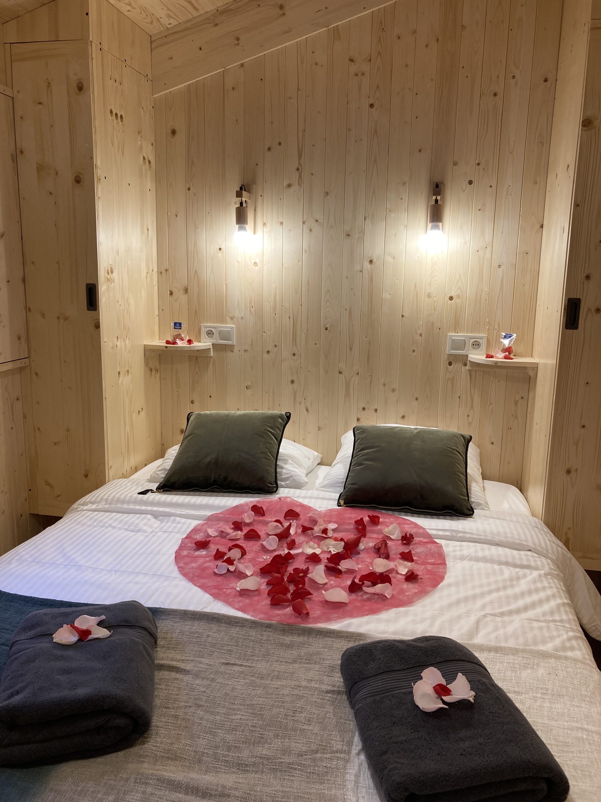 IMG_1422 Chalet en bois romantique avec pétales de fleurs sur le lit. Idéal pour un séjour cocooning.