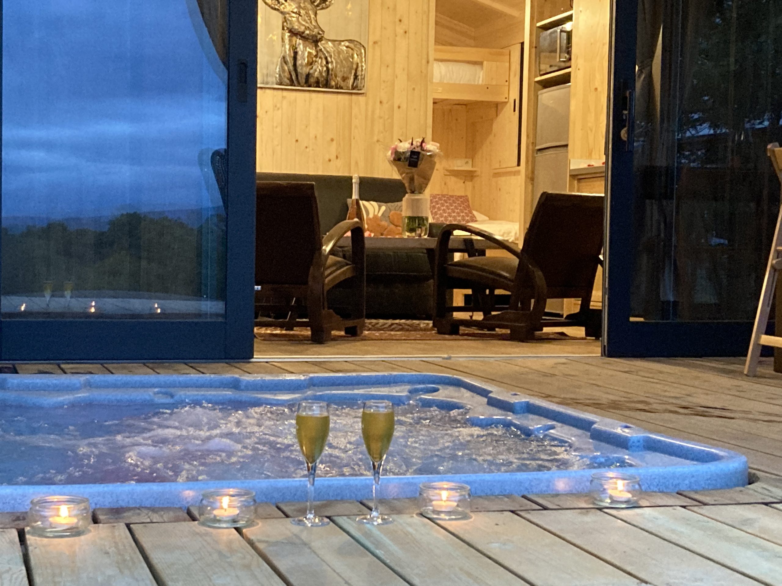 IMG_1434 Hébergement insolite en Languedoc-Roussillon avec jacuzzi et décoration chaleureuse.