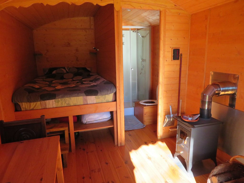 IMG_6526 Cabane en bois en Bretagne, avec lit en hauteur et poêle à bois chaleureux.