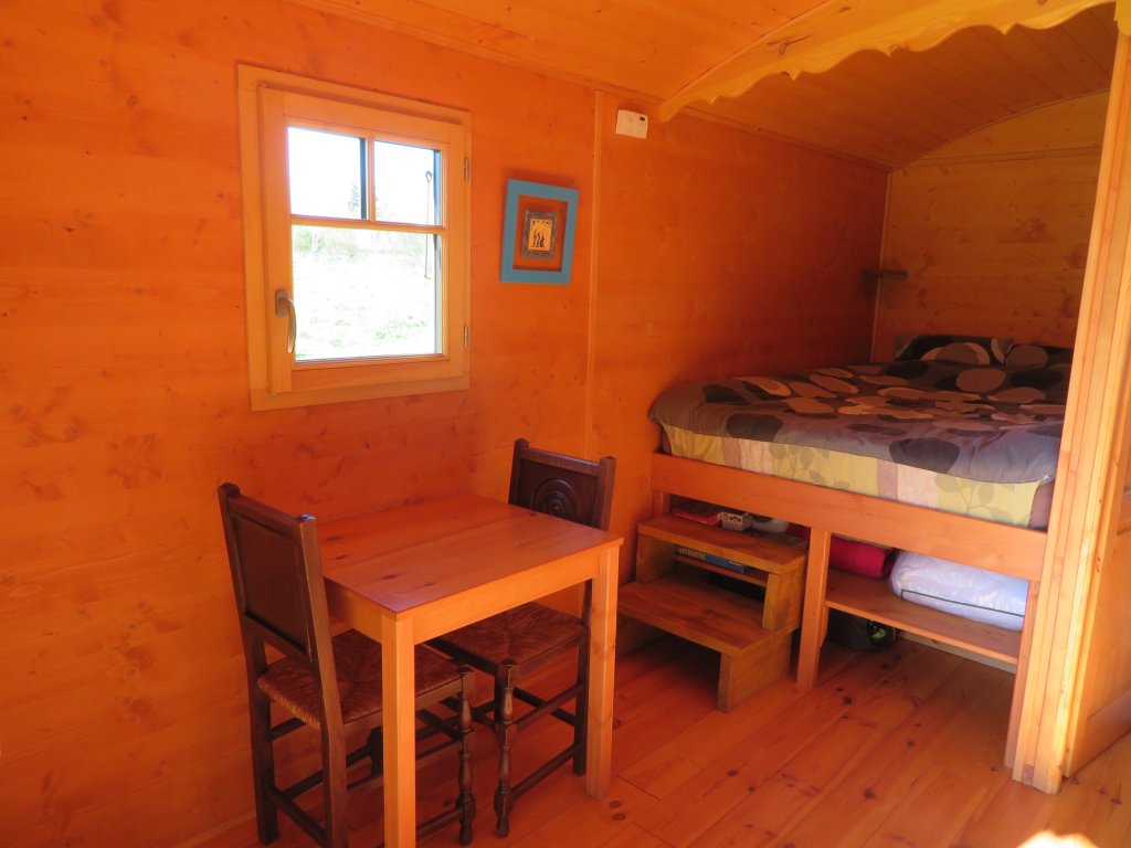 IMG_6528 Cabane en bois en Bretagne, avec un lit douillet et une table en bois.