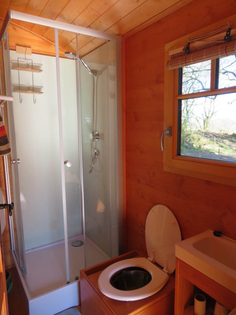 IMG_6529 Cabane en bois en Bretagne avec douche moderne et vue sur la nature.