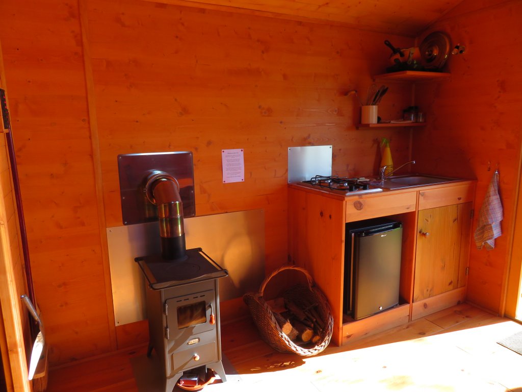 IMG_6530 Cabane en bois en Bretagne, avec poêle à bois et kitchenette équipée.