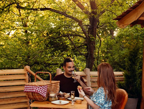 Hébergement insolite en cabane dans les arbres, repas romantique sous les arbres.