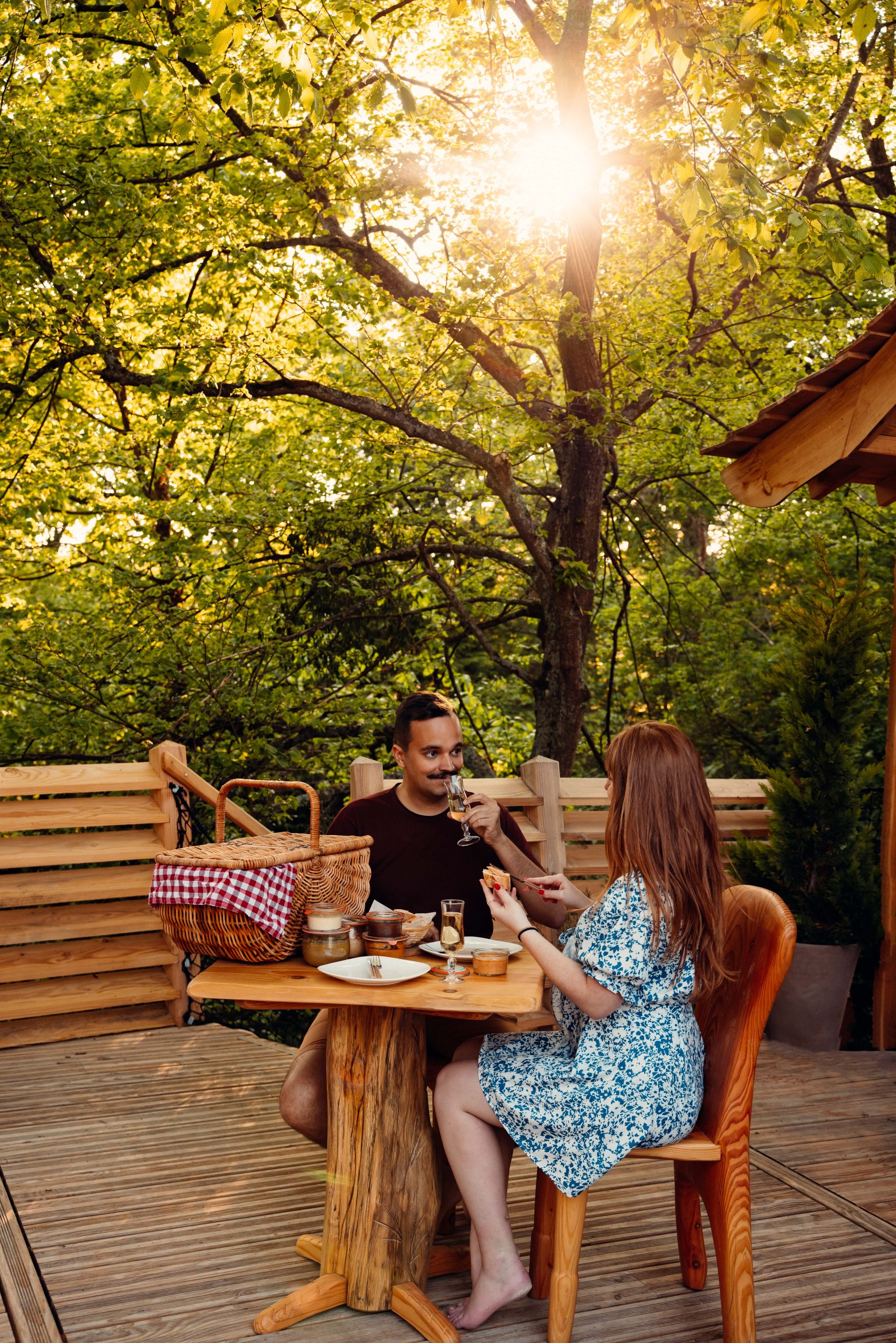 Hébergement insolite en cabane dans les arbres, repas romantique sous les arbres.