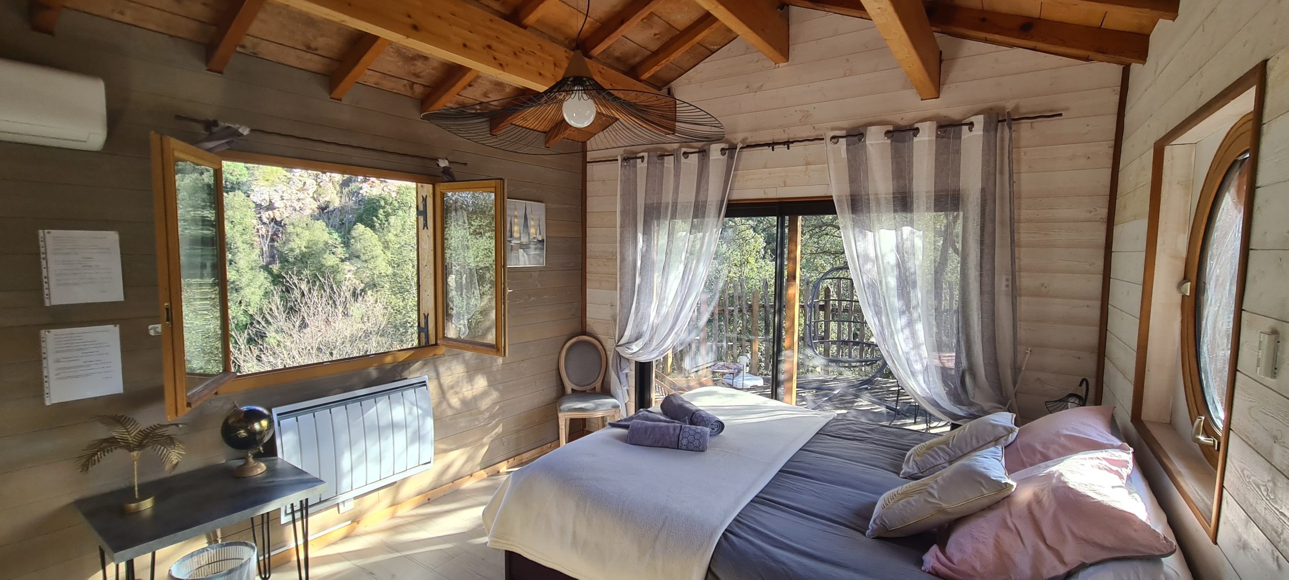 casaluna belle Cabane en bois en Corse, avec de grandes fenêtres et une vue sur la nature.