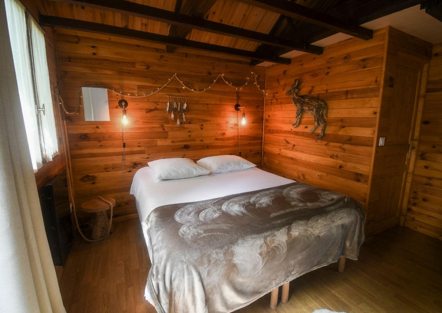 passage secret chambre - bois de rosoy - crédit jordan sapally mai 2022 - pop up maker Chalet en bois chaleureux avec lit douillet et décoration en bois naturel.