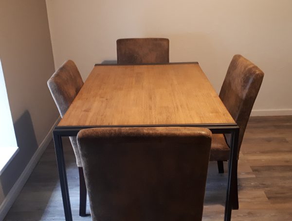 Table en bois avec chaises confortables dans un hébergement insolite en Grand-Est.