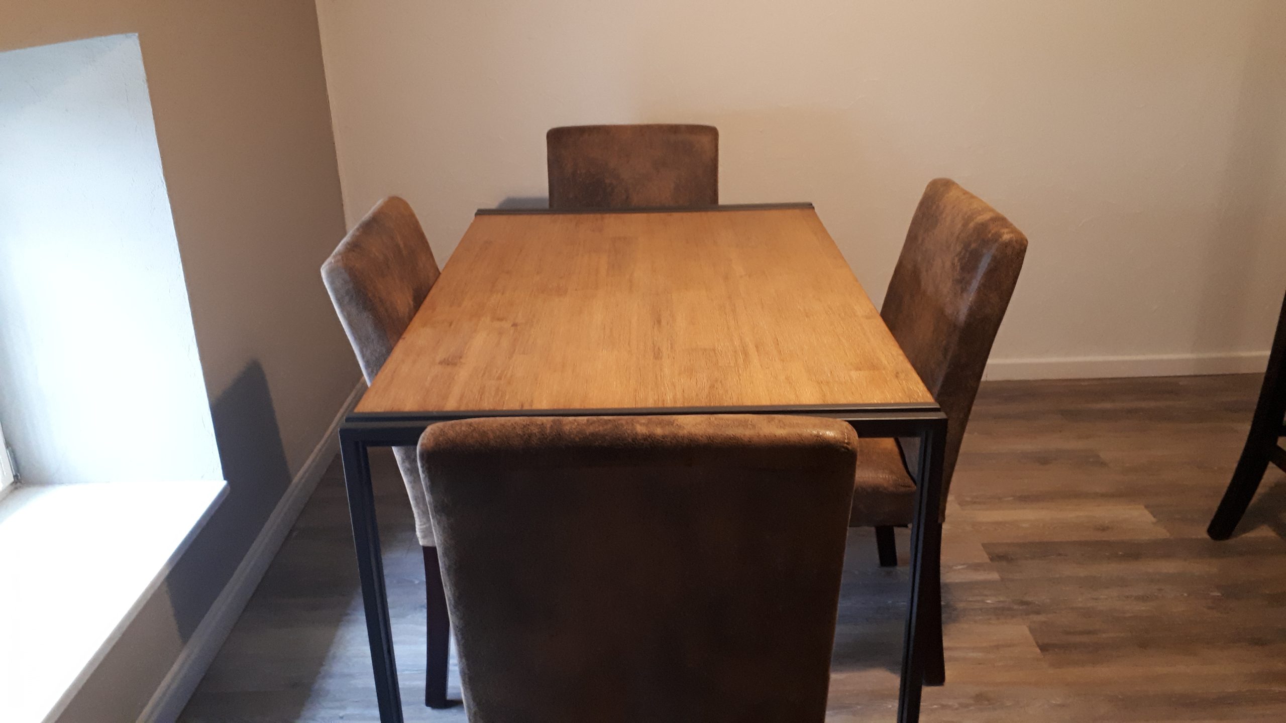 Table en bois avec chaises confortables dans un hébergement insolite en Grand-Est.