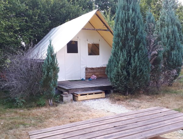 Tente safari cosy à Grand-Est, entourée de verdure et dun espace extérieur accueillant.