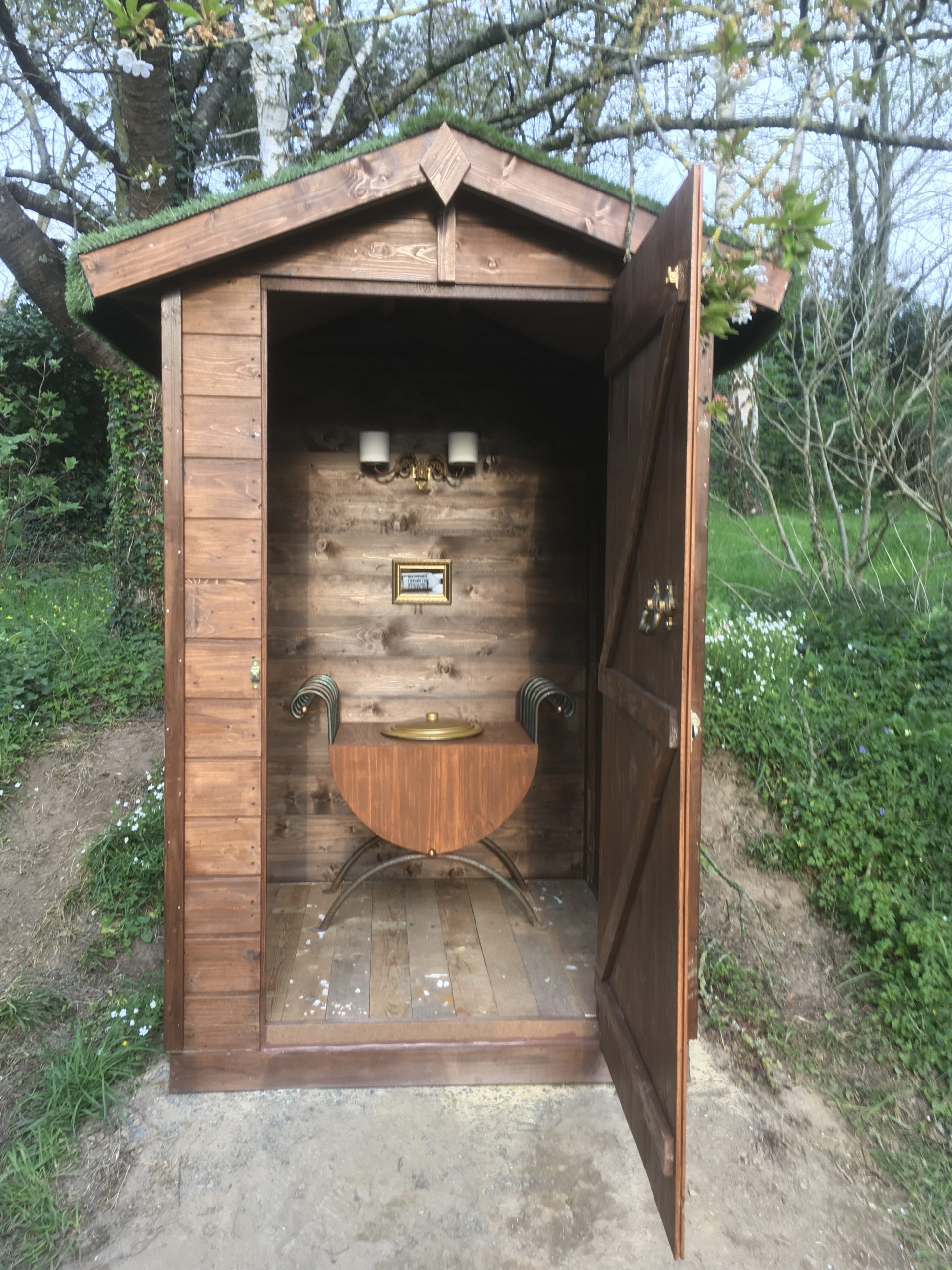 3C7F0E1E-70FA-44EA-9E10-67A3FD1682AF_1_201_a Cabane en bois à Basse-Normandie avec une porte ouverte et un mobilier vintage.