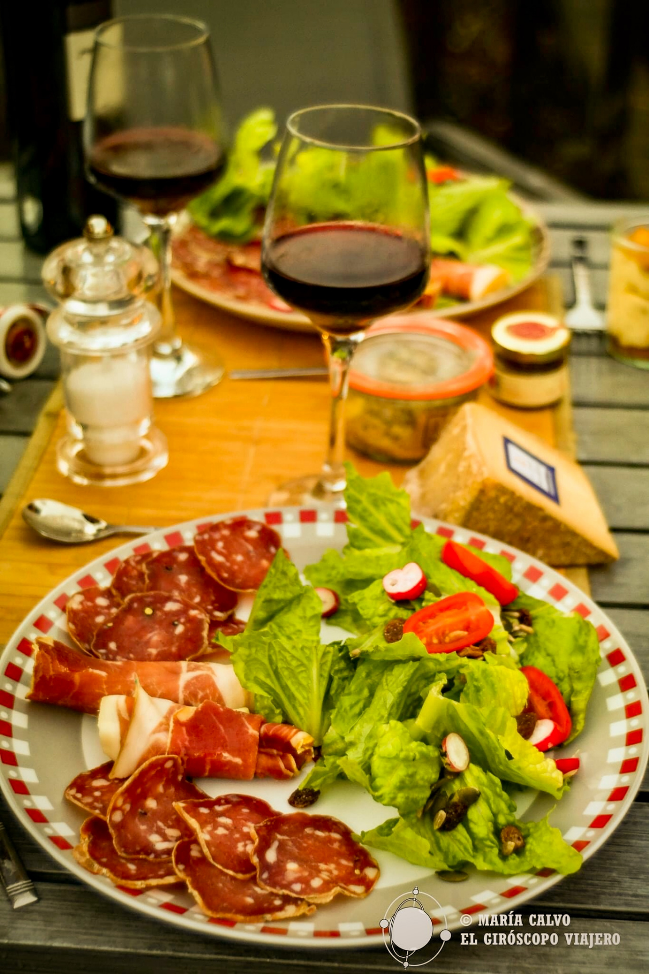 Domaine La Male panier repas chalet spa Dégustation de charcuterie et vin rouge dans un hébergement insolite en Midi-Pyrénées.