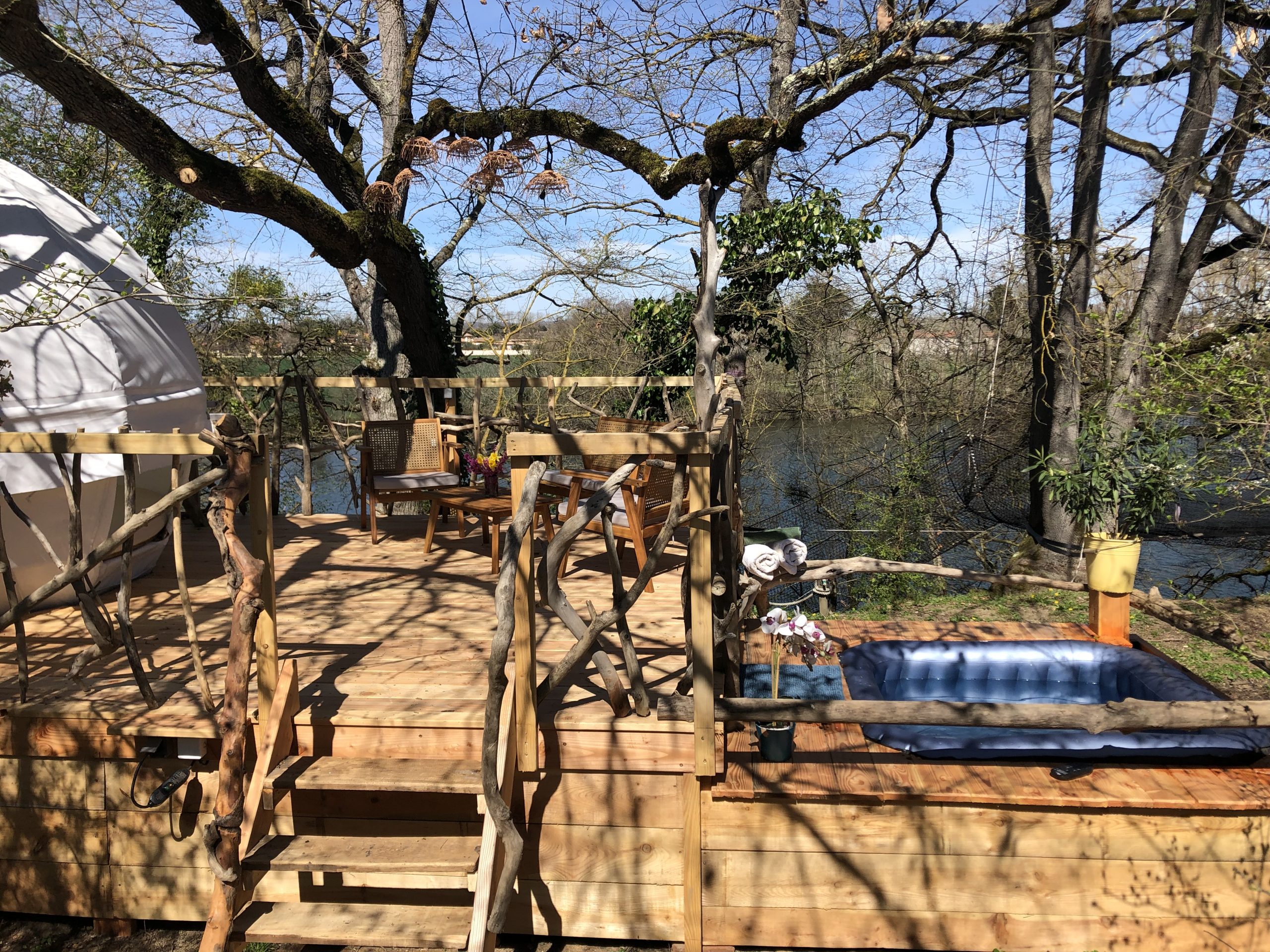 IMG_0768 Dôme en bois sur pilotis, avec terrasse et jacuzzi, au bord de leau à Midi-Pyrénées.