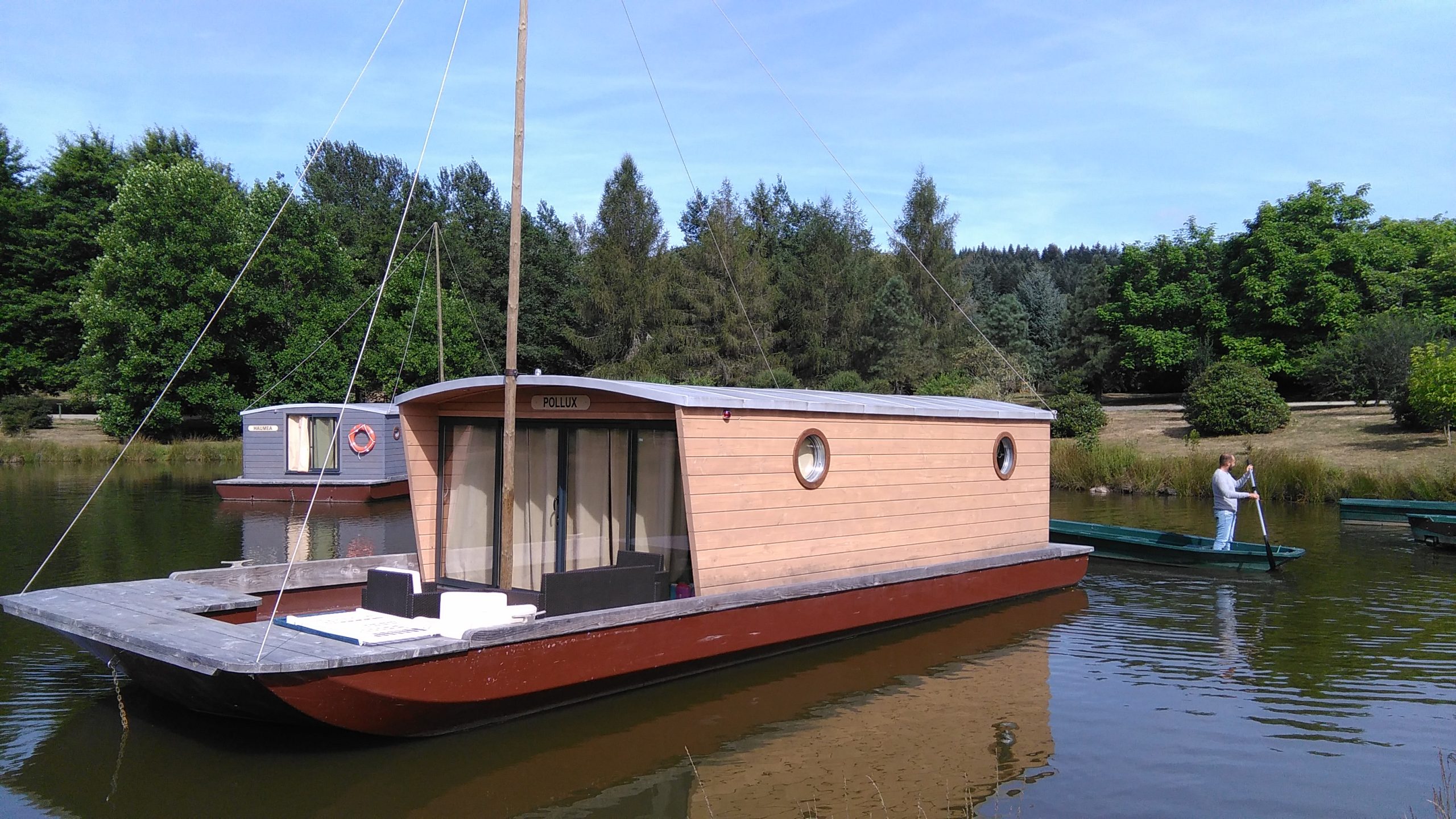 Monedieres_Toue_cabanée (21) Hébergement insolite : une maison flottante en bois sur un lac paisible à Limousin.