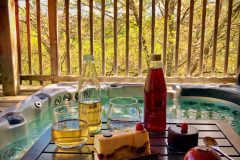 Hébergement insolite en Midi-Pyrénées avec jacuzzi et douceurs sucrées sur une table.