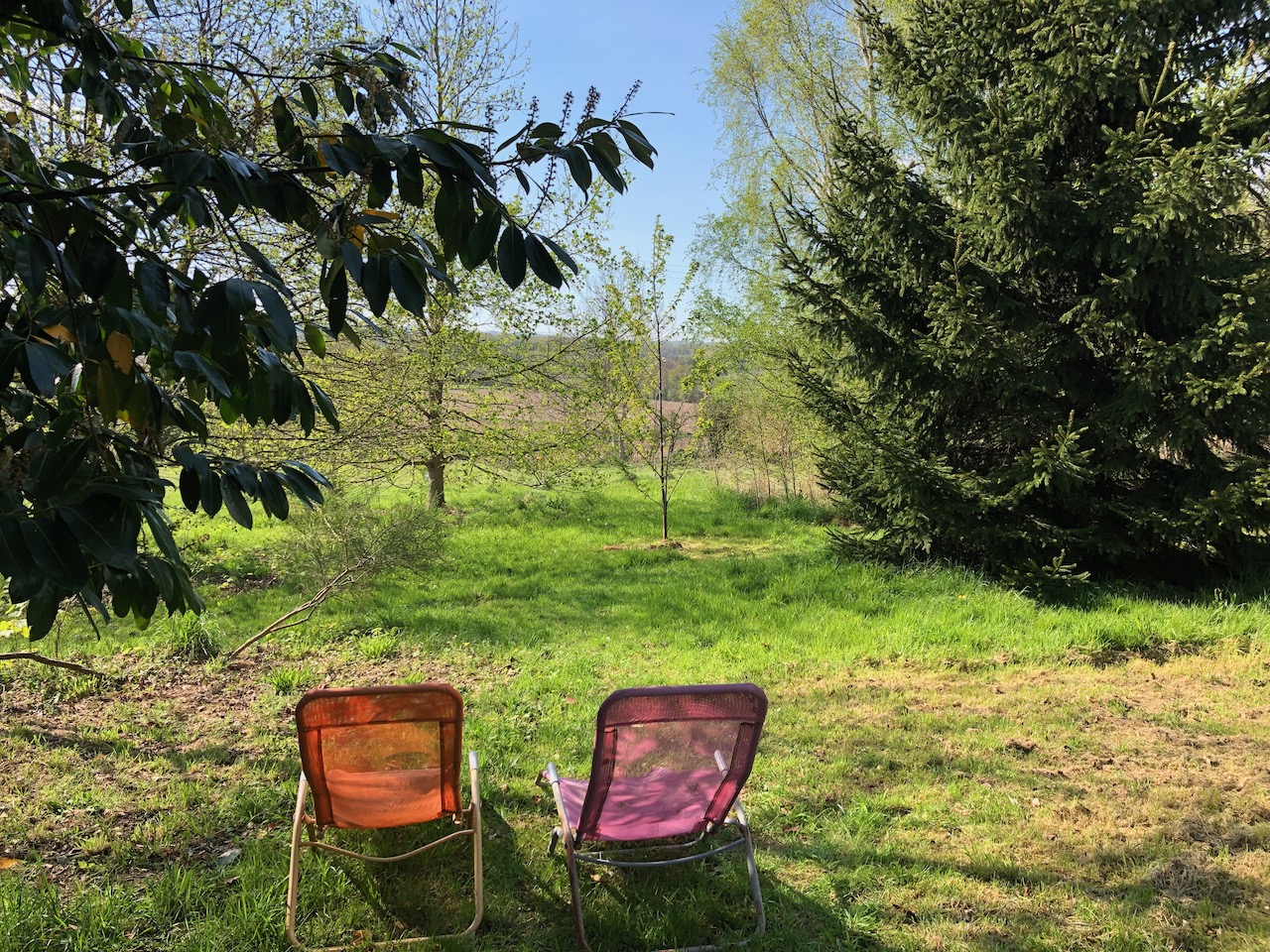 ROULOTTE NATURE ET CHARME - 1 (13) Hébergement insolite en pleine nature, chaises colorées face à un paysage verdoyant.