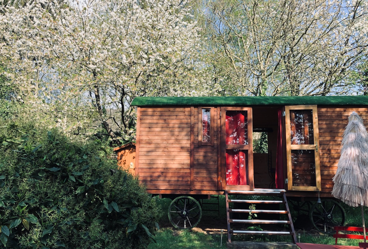 ROULOTTE NATURE ET CHARME - 1 (8) Roulotte en bois nichée sous des arbres fleuris en Basse-Normandie.