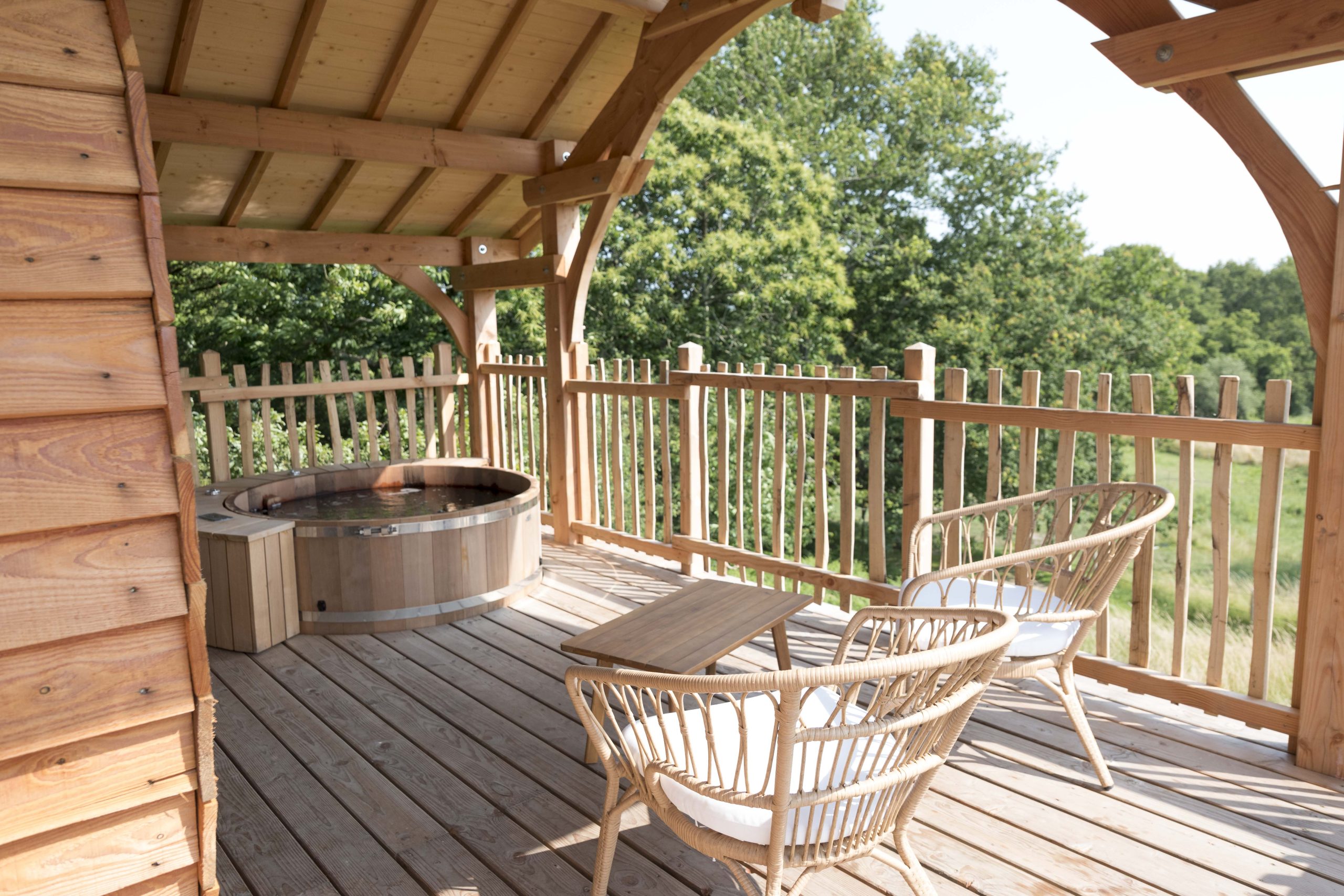 16 Cabane en bois en Bretagne avec terrasse, jacuzzi et chaises confortables.