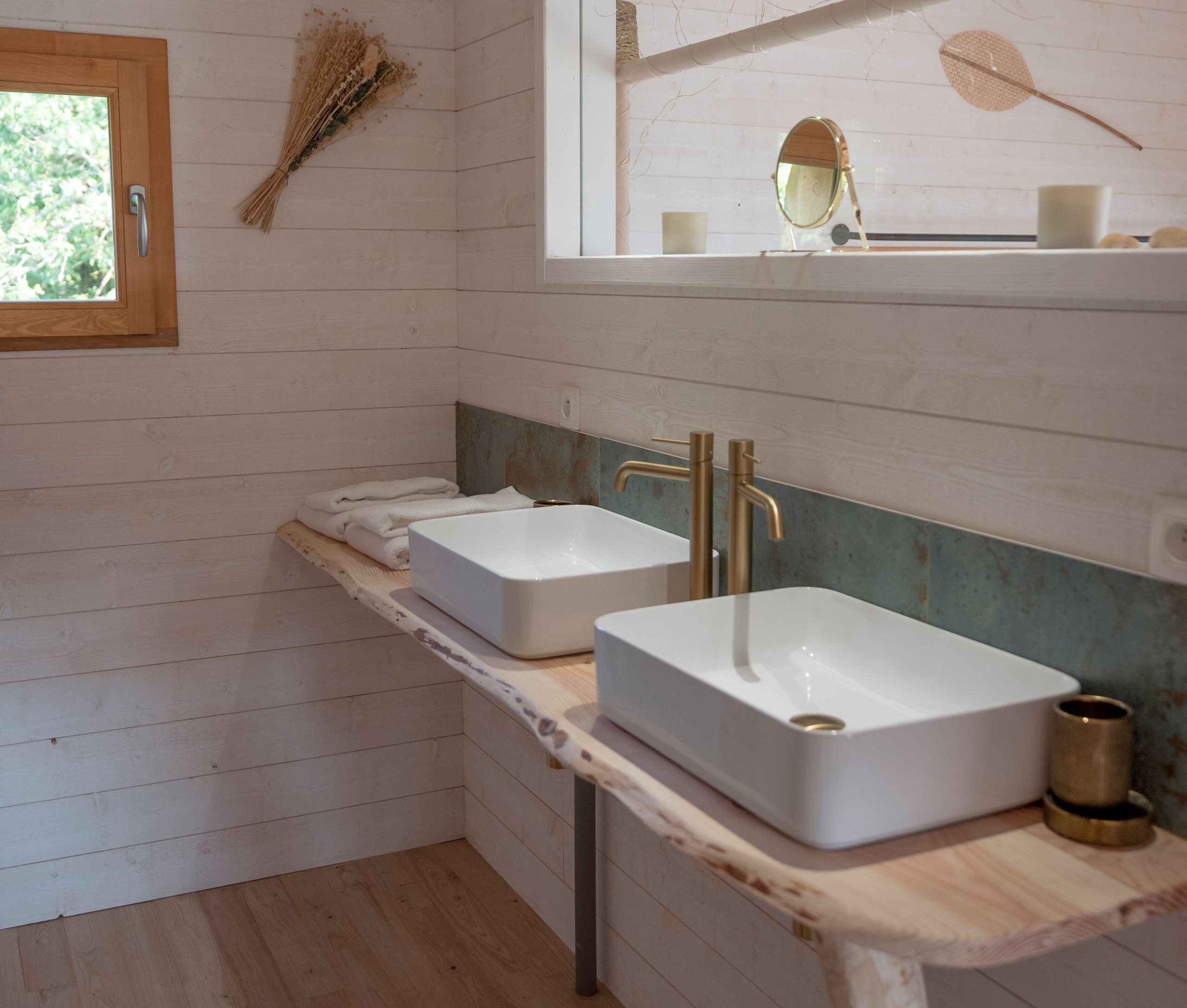 9 Salle de bain moderne en bois avec deux vasques, dans un hébergement insolite en Bretagne.