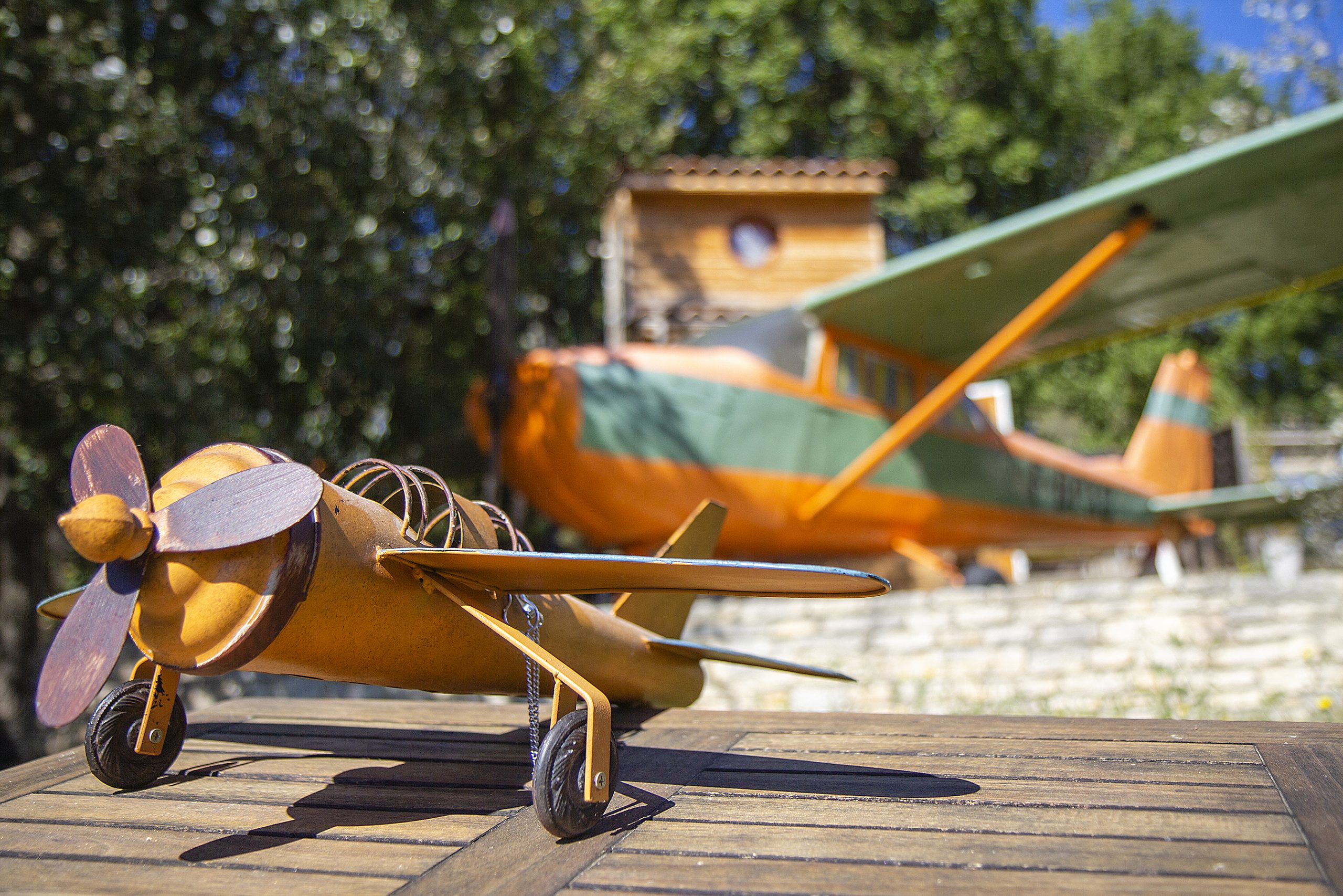 Avion BB Hébergement insolite en avion à Languedoc-Roussillon, avec un modèle réduit en avant-plan.