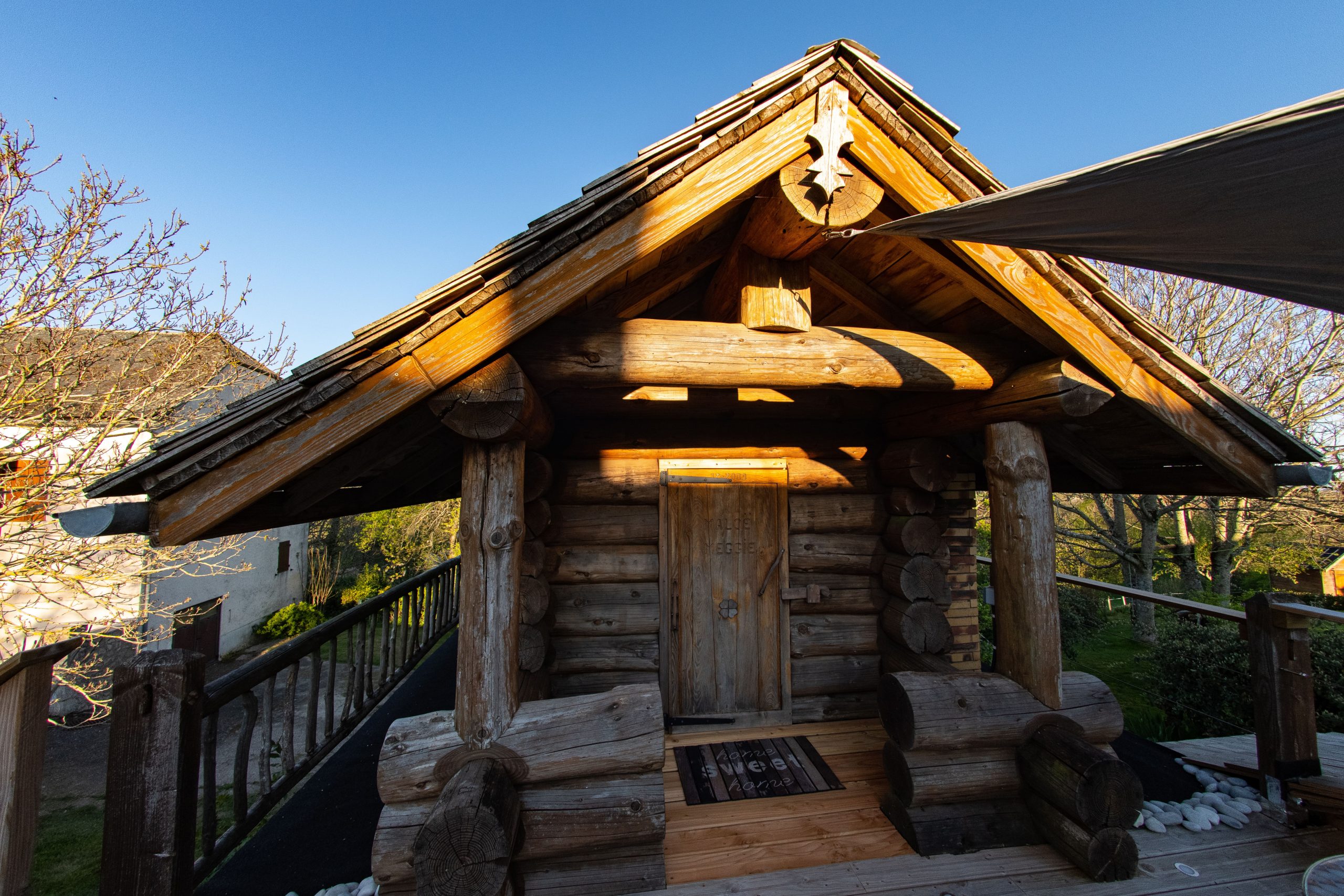 Cabane en bois dans les Midi-Pyrénées, avec un toit en pente et des détails rustiques.