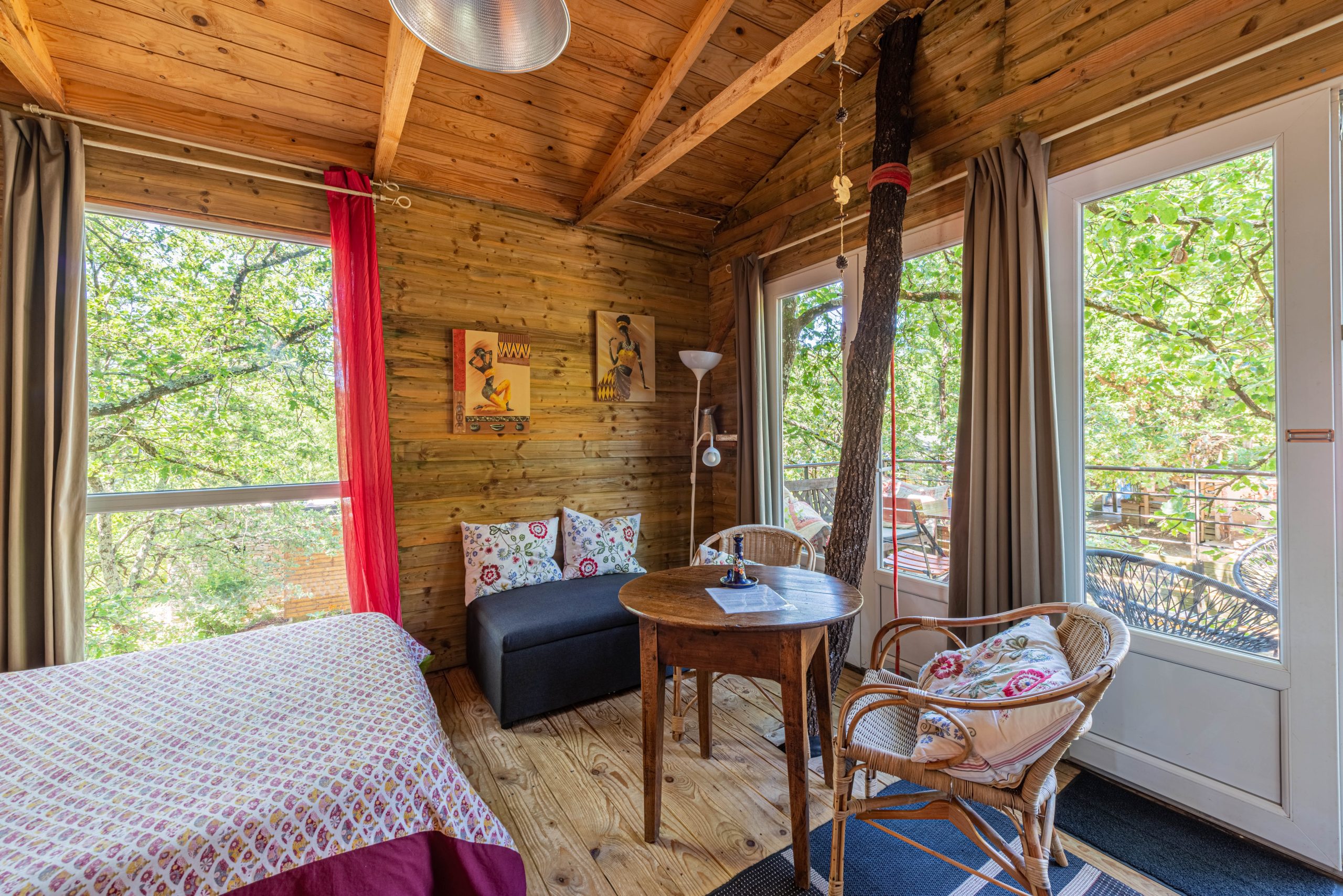 Cabane oerchée dans les arbres dans le Gard