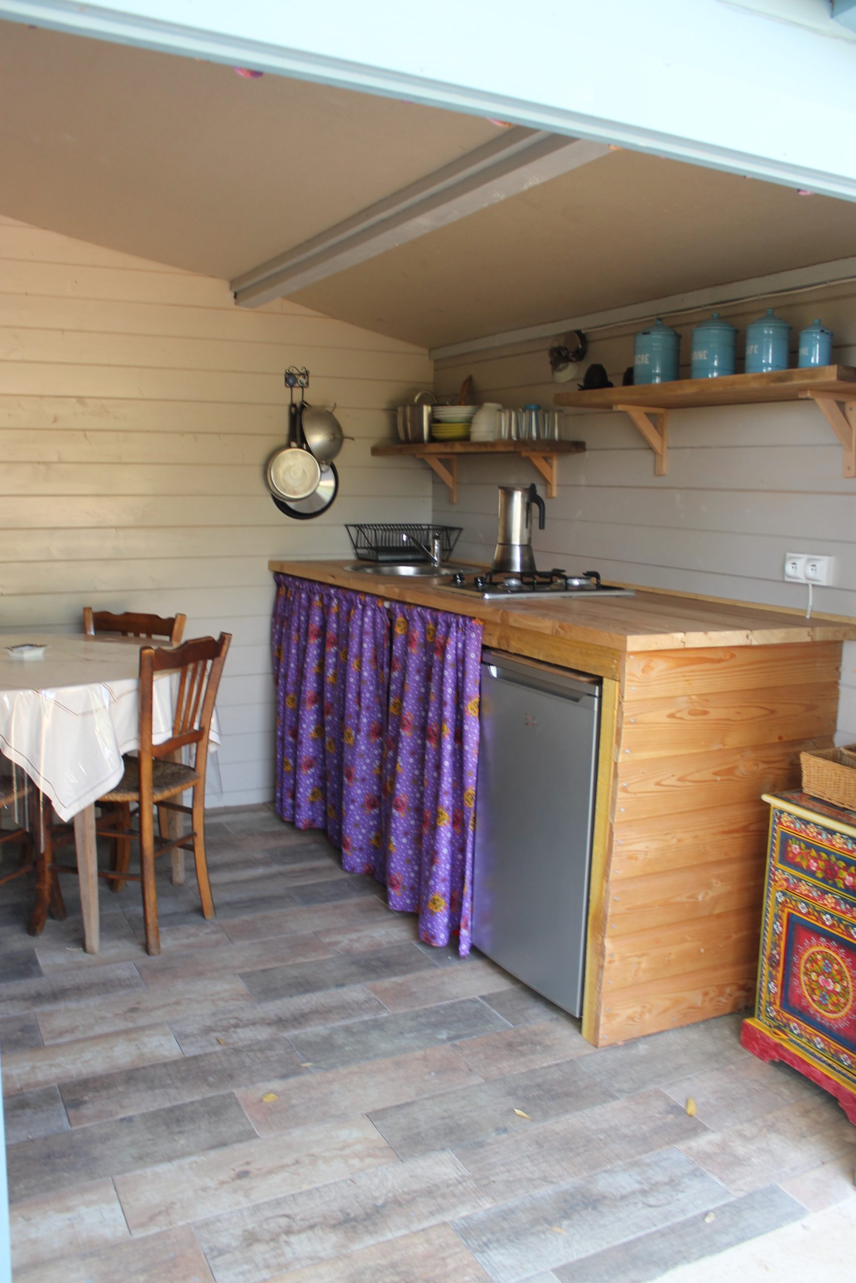 IMG_0237 Hébergement insolite en Provence-Alpes-Côte dAzur, avec cuisine rustique et décor coloré.