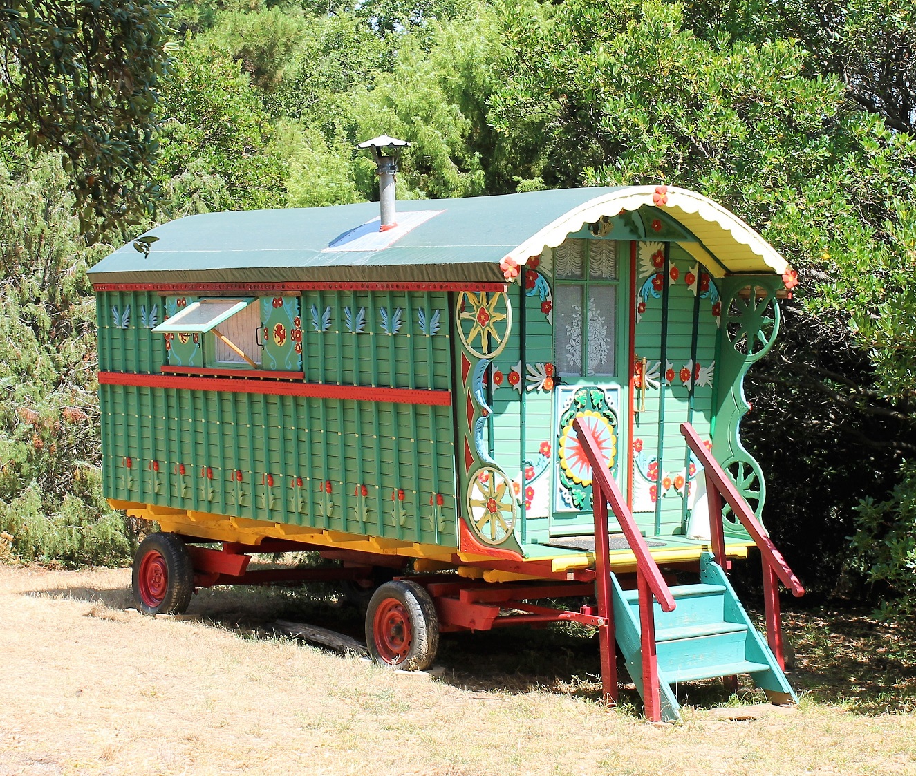 IMG_0244b Roulotte colorée en Provence-Alpes-Côte dAzur, entourée de verdure.