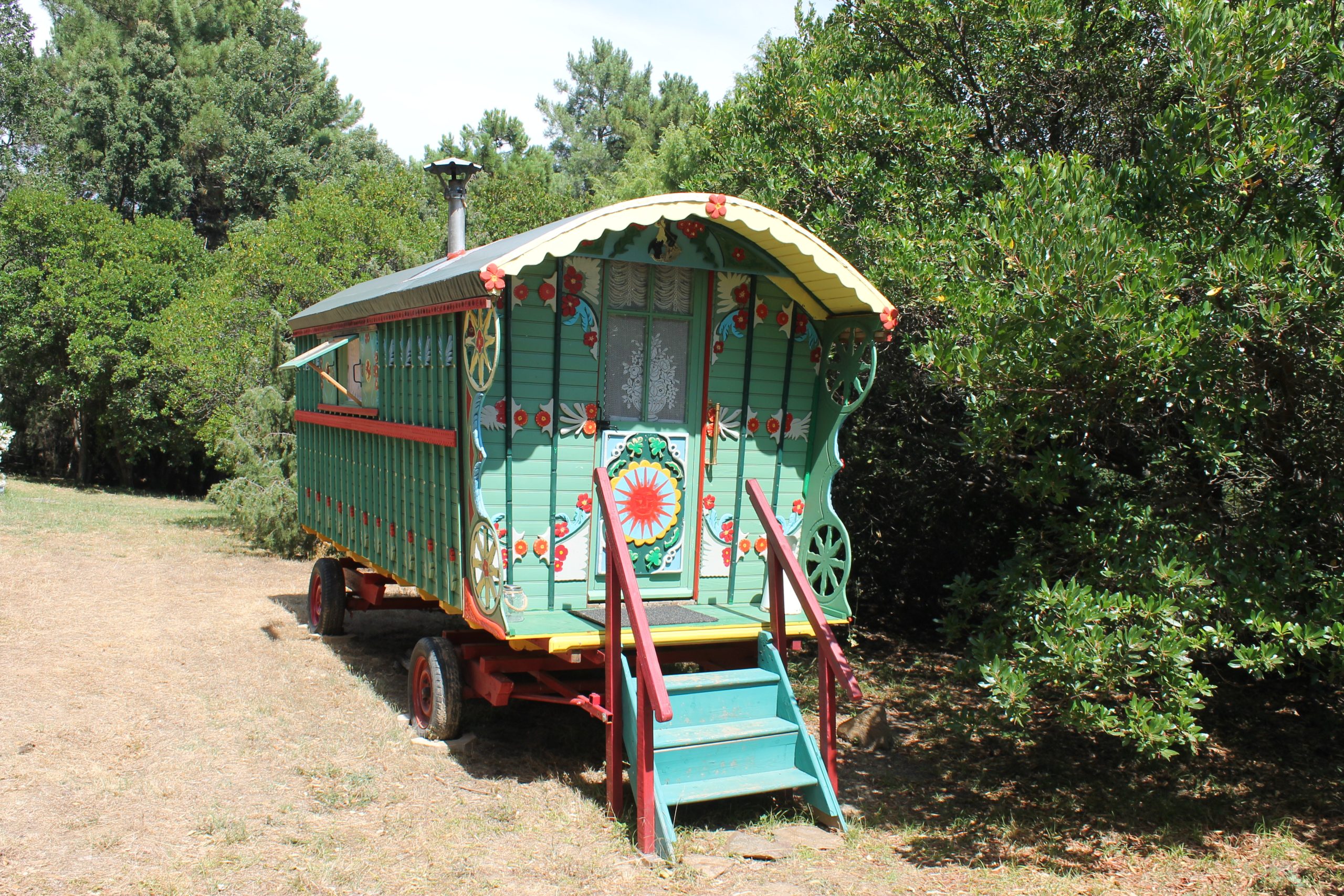 IMG_0247 Charmante roulotte colorée au cœur de la nature en Provence-Alpes-Côte dAzur.