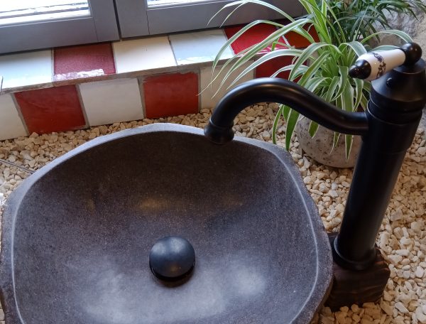 Évier en pierre naturelle dans un hébergement insolite en Midi-Pyrénées.