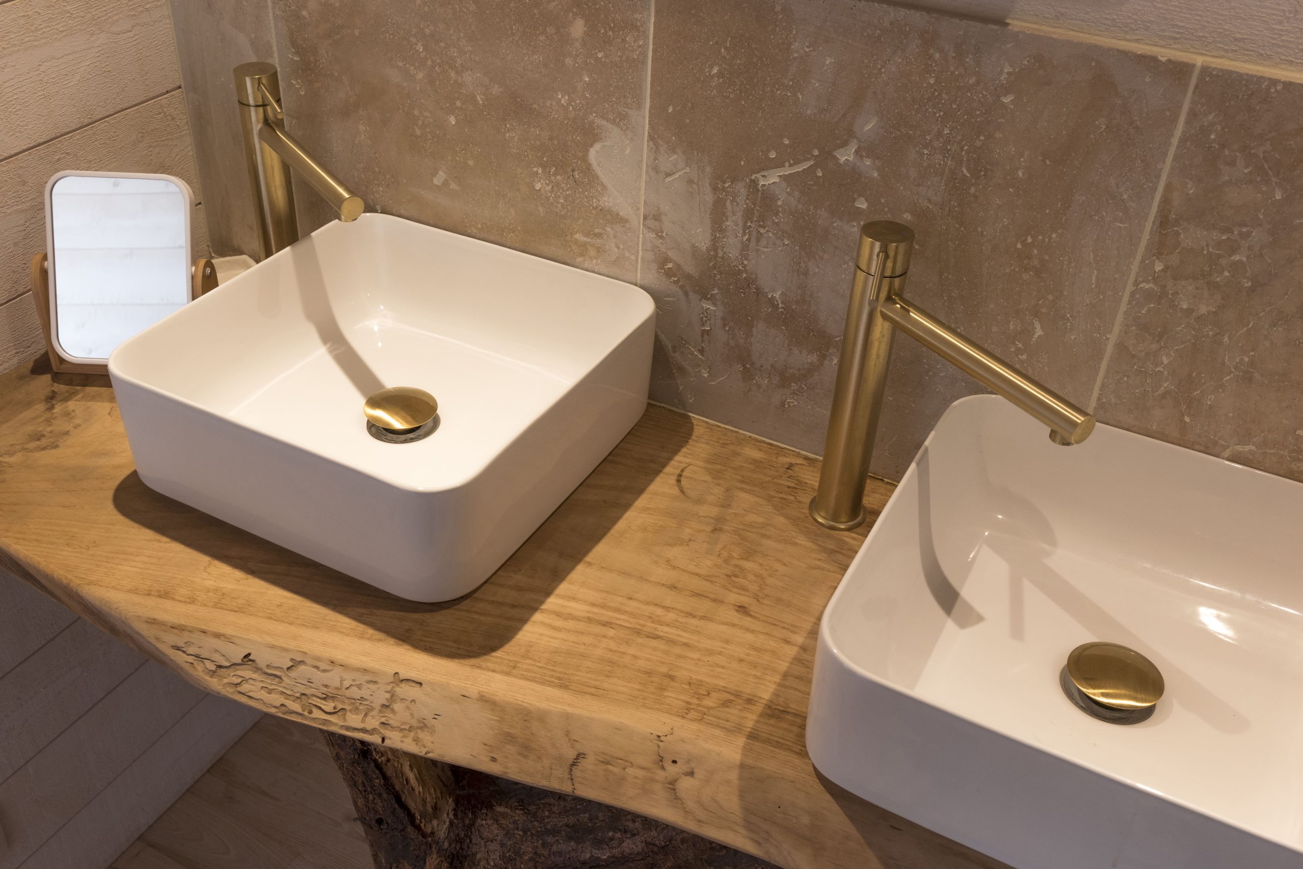 L1030608 bd Élégant hébergement insolite en Bretagne avec vasques modernes sur un meuble en bois.