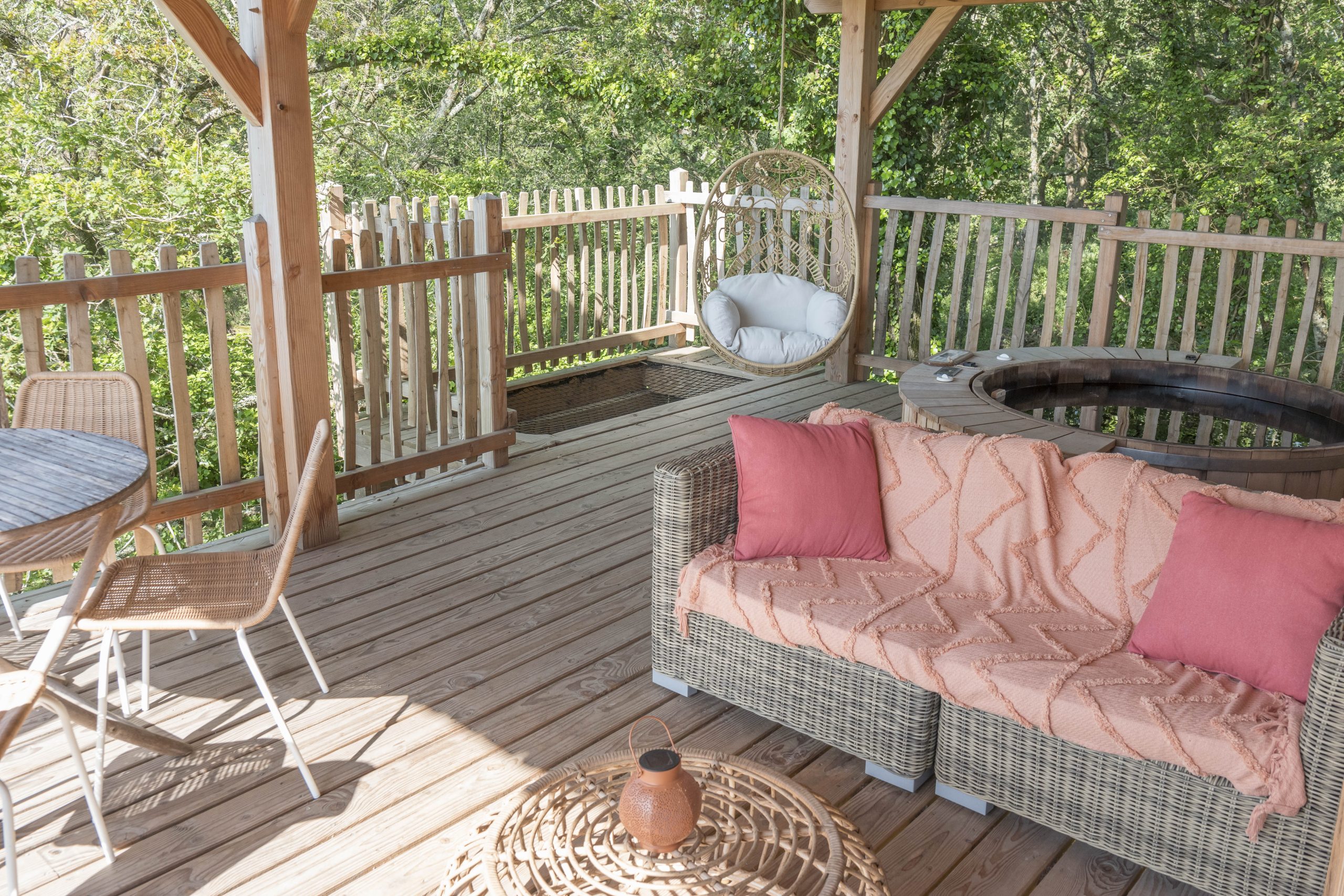 L1030763-3 Hébergement insolite en Bretagne : cabane avec terrasse, fauteuil suspendu et jacuzzi.