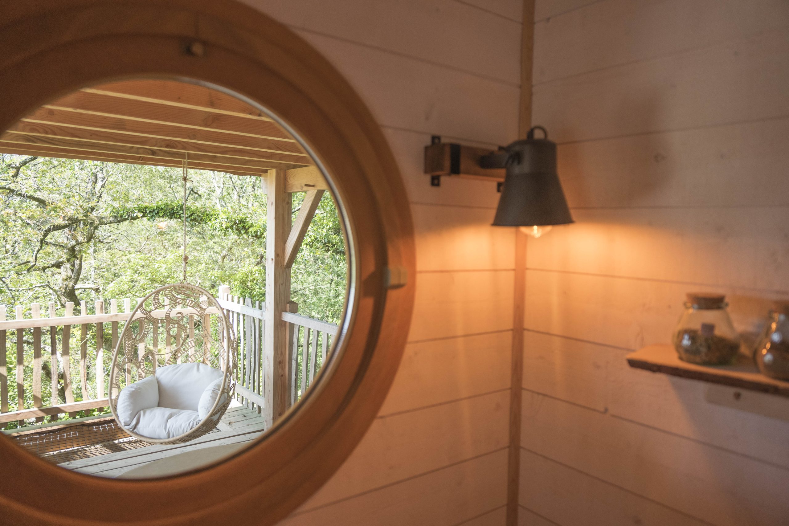 L1030794-2 Hébergement insolite en Bretagne : cabane avec vue, hamac suspendu et lumière chaleureuse.