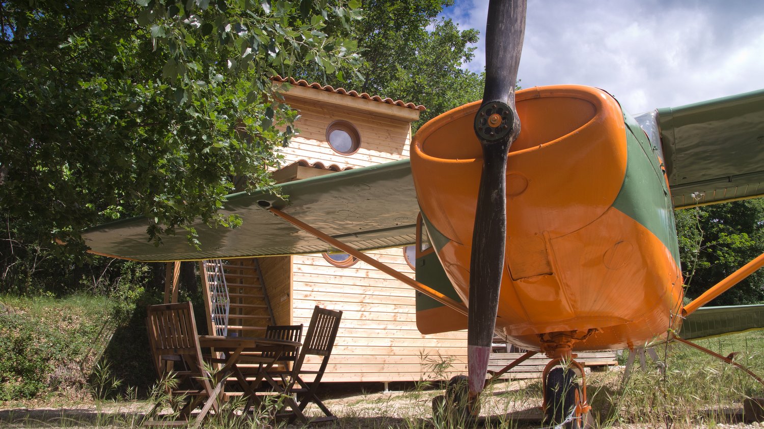 avion cessna et tour de contrôle à Barjac Hébergement insolite en avion à Languedoc-Roussillon, avec terrasse en bois.