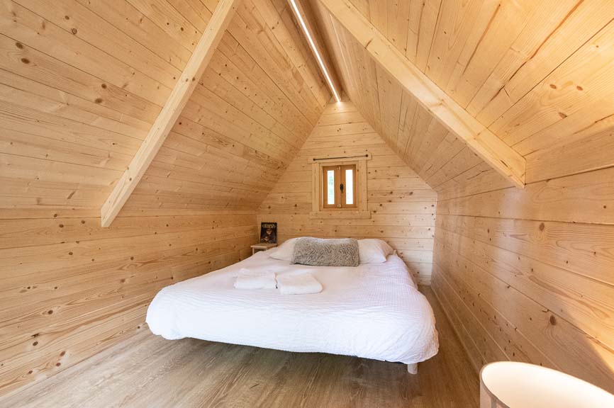 cabane-troll-bivouac2 Cabane en bois cosy avec lit douillet et murs en bois clair à Champagne-Ardenne.