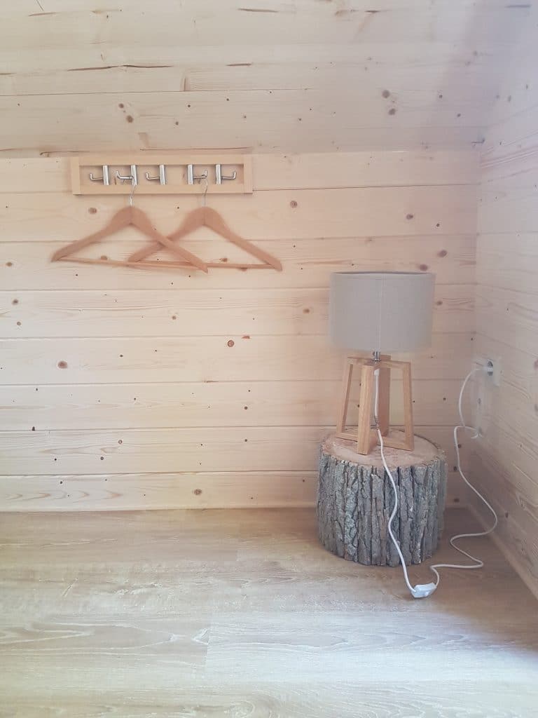 cabane-troll-bivouac3 Hébergement insolite en bois à Champagne-Ardennes, avec lampe sur tronc darbre.