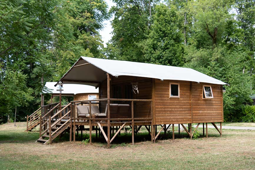 cabanetrappeur1 Cabane en bois sur pilotis, entourée de verdure, idéale pour un séjour insolite.