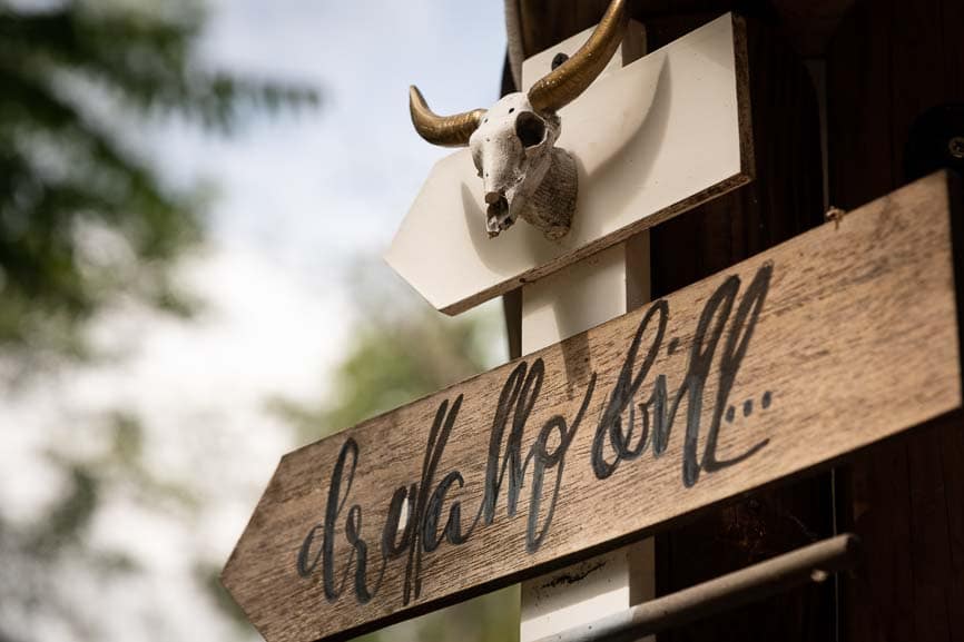 cabanetrappeur3 Hébergement insolite en Champagne-Ardenne, avec une décoration rustique et un crâne de taureau.