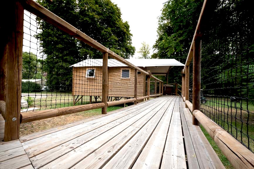 cabanetrappeur4 Cabane perchée en Champagne-Ardenne, accessible par une passerelle en bois.