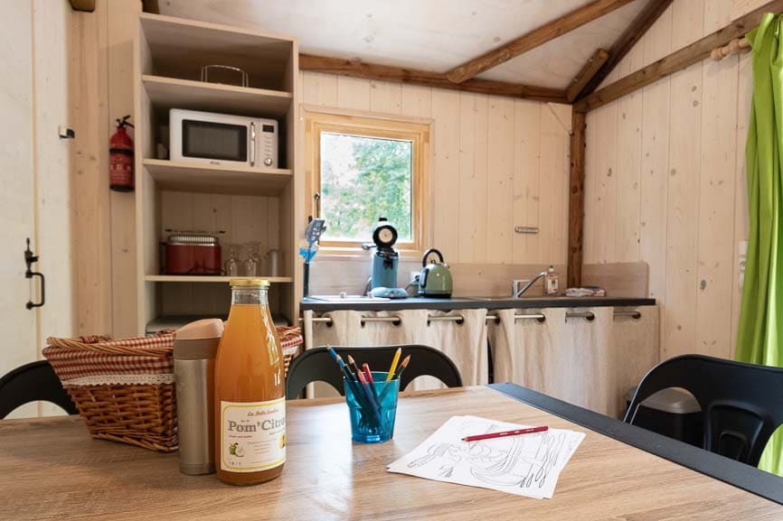 cabanetrappeur6 Hébergement insolite en Champagne-Ardenne : intérieur en bois avec cuisine équipée et vue sur la