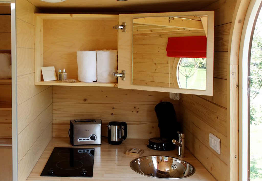 carre-etoile7 Hébergement insolite en bois à Champagne-Ardenne, avec kitchenette moderne et vue ronde.